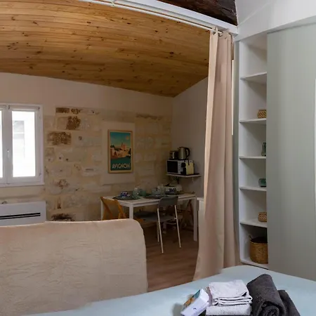 A L'ombre Des Papes Apartment *